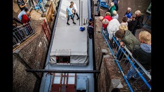 Boot muurvast in Monstersche Sluis in Maassluis [upl. by Sinnel182]