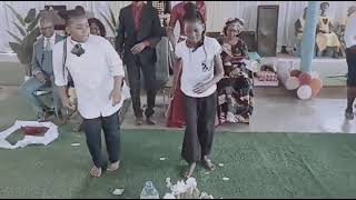 A RICA DANÇA Africana DO CONGO KwassaKwassa no CASAMENTO NA IGREJA musica porMagascosokoto [upl. by Blackwell]