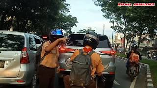 AMBULANCE ESCORT  ANAK SEKOLAH MENEROBOS ARUS LALU LINTAS LAWAN ARAH [upl. by Aliuqat163]