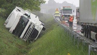 CAMÉRA EMBARQUÉE  LES ABRUTIS DE LA ROUTE  accident poids lourds évité de justesse [upl. by Wilkey]