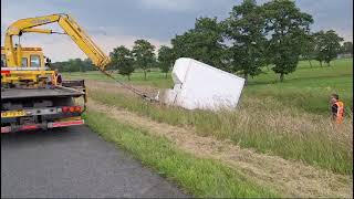 Aanhanger schiet achter auto weg op A7 [upl. by Jamila]