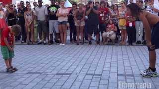 Artiste de rue à Montreal HD • ACROBATE IMPRESSIONANT  Ethnomania [upl. by Ialohcin]