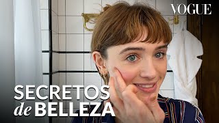 Natalia Dyer y su guía para un maquillaje monocromático  Vogue México y Latinoamérica [upl. by Pontone620]