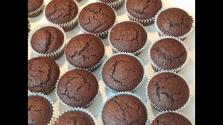 Mega schokoladige Muffins Grundrezept luftig locker und lecker [upl. by Aisinoid711]