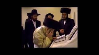 Tosher Rebbe saying Kaddish [upl. by Ainirtak]