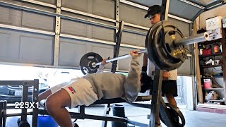 Bench pressing 225lbs at 16 years old [upl. by Ruby628]