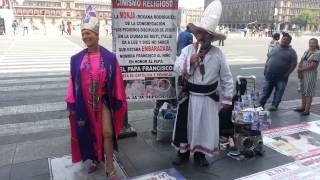 Activistas anticatólicos en el Zócalo de México [upl. by Neelyt]