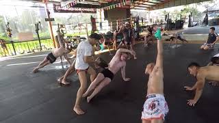 Endurecimiento después del entrenamiento de Muay Thai en Tailandia [upl. by Llerahs]