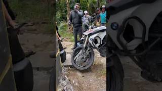 accidente en alto cilindraje crash choque bmwmotorrad bmw shorts short bmwf800gs [upl. by Merrili]