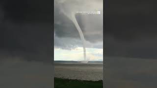 Une spectaculaire trombe marine a été observée jeudi sur le SaintLaurent près de CapSaintIgnace [upl. by Parthen645]