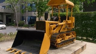 International Harvester Crawler Tractor With Drott Skid Shovel  1959 [upl. by Sheryle934]