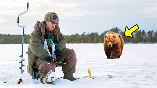 Un Ours Apparaît Soudainement et Court Vers le Pêcheur Puis Quelque Chose de Terrible Se Produit [upl. by Brigette]