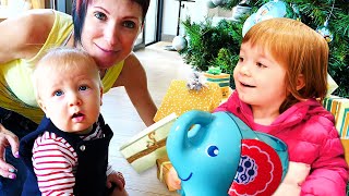 Noël avec la famille de Bianca Bianca choisit des cadeaux pour son petit frère Vlog pour enfants [upl. by Dickie]