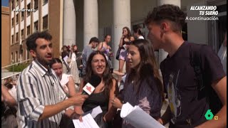 La reacción de una estudiante con su compañero tras desvelar su respuesta en el examen de la EBAU [upl. by Lokcin]