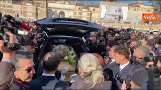 Funerali Sandra Milo lapplauso della folla alluscita del feretro dalla Chiesa degli Artisti [upl. by Blinni]