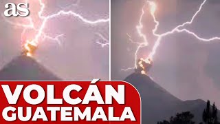 RAYO IMPACTA EN VOLCÁN en ERUPCIÓN  Volcán fuego Guatemala [upl. by Atinaw]