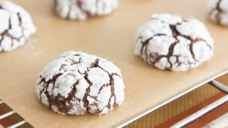 CHOCOLATE CRINKLE COOKIES  Christmas Cookie [upl. by Aubreir482]