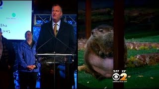 Staten Island Chuck Plays Nice With De Blasio Indicates There Will Be Early Spring [upl. by Herculie]