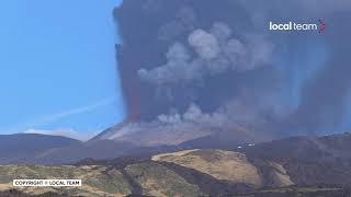 Etna nuova eruzione imponente colonna di fumo dal cratere di Sud Est [upl. by Aneg]