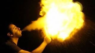 Como cuspir fogo usando maisena  How to throw fire with cornstarch [upl. by Utas199]