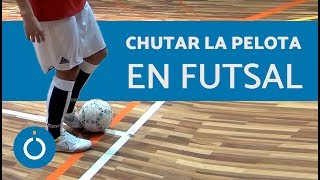 Cómo chutar la pelota en fútbol sala [upl. by Nlyak]