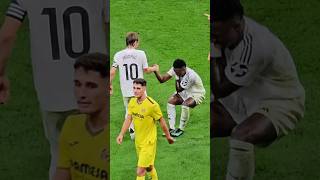 MODRIC AYUDA A VINICIUS JR A LEVANTARSE TRAS LA LESIÓN DE HOMBRO Y ÁRBITRO DISCUTE football shorts [upl. by Verner]