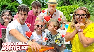 GIOCO DELLA BOTTIGLIA GIGANTE IN PISCINA CON TUTTI I NOSTRI AMICI E FIDANZATO MATTIA Bacio [upl. by Aimahc291]