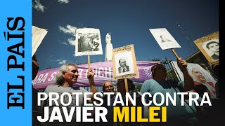 ARGENTINA  Protestan con Madres de la Plaza de Mayo contra Javier Milei  EL PAÍS [upl. by Nadirehs677]