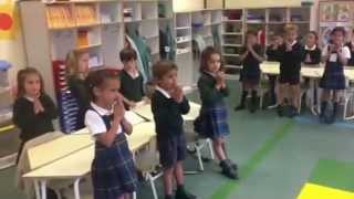 Alumnos de Infantil rezan en inglés [upl. by Atiral82]