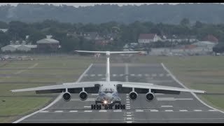 ILYUSHIN IL76 Crosswind landing at Farnborough 2014 airshow [upl. by Oflodor39]