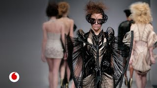 Iris Van Herpen tecnología y diseño para revolucionar la alta costura [upl. by Eikcir670]