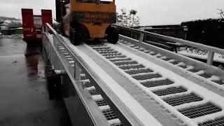 Rampa di carico container  Utilizzo con la neve [upl. by Haberman]