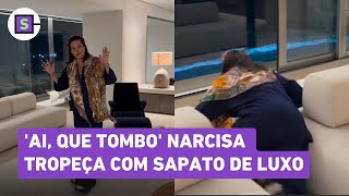 Narcisa Tamborindeguy tropeça e leva tombo com sapato valioso [upl. by Kariotta795]