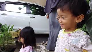 Aisyah Kasih Makan Ikan di depan rumah [upl. by Boone733]