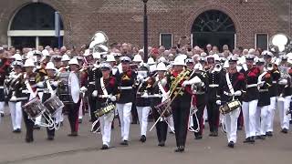 Marinierskapel der Koninklijke Marine vormt Massed Band met Band of HM Royal Maines Opmars Finale [upl. by Kapor]