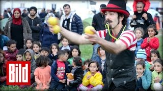 Flüchtlingslager Idomeni  Clowns geben den Kindern des Krieges das Lachen zurück [upl. by Aisekal]