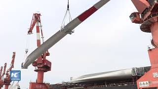 Palas de turbina eólica de fabricación china en camino a Alemania [upl. by Llerrehs229]