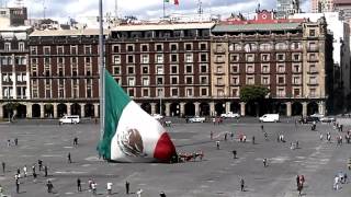 VIDEO Civiles y soldados mexicanos evitaron caída de la bandera en el Zócalo [upl. by Anahsek]