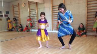 Extrait cours de danse indienne BharataNatyam avec Margaux Lecolier  Ta ki te  Padma Studio [upl. by Kcirdle]