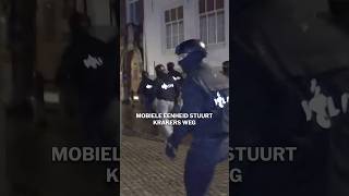 Nog lang onrustig op straat Mobiele Eenheid jaagt krakers weg [upl. by Esiled824]