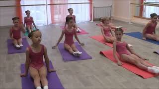 Learn the best class ballet beginner girls and stretch  Aula de alongamento para meninas inciantes [upl. by Sira698]