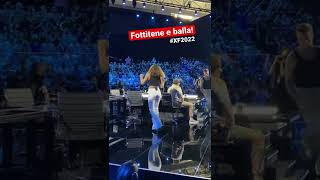 Dargen fa partire il coro in studio e Ambra non resiste 💃 XF2022 [upl. by Siravat679]