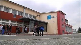 Dramatique bagarre au collège  quotils se battaient pour une place au selfquot  2202 [upl. by Annunciata454]