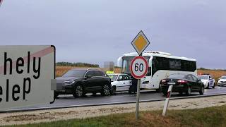 Credo busz tolta össze az álló kocsisort a 86os főúton Szombathely Petőfitelepnél [upl. by Lorenzana]