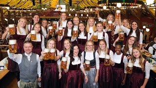 Der traditionelle WiesnBesuch der FC Bayern Frauen [upl. by Ednil556]