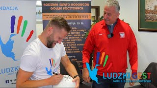 Ludzki Gest  Kuba Błaszczykowski  podpisywanie koszulek i piłek [upl. by Jumbala]