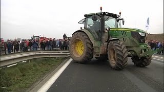 Manifestation des agriculteurs bretons pour dénoncer les prix du marché [upl. by Minerva273]