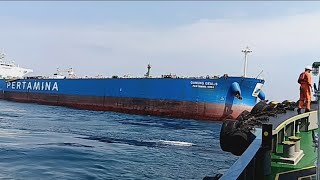 GELOMBANG OMBAK TINGGI PROSES UNMOORING SHIP TO SHIP TANKER CRUDE OIL [upl. by Vershen881]