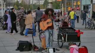 1a Frederik Konradsen singt und spielt Gitarre auf dem Alexanderplatz [upl. by Ethelbert561]