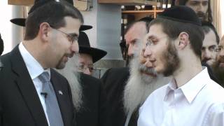 Mir Yeshiva students discuss a perplexing piece of Gemara with Ambassador Shapiro [upl. by Lecirg881]